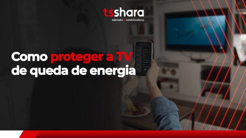 uma mulher apontando o controle pra tv