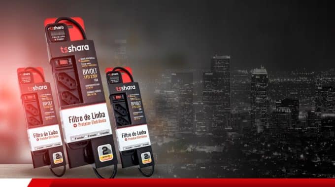 imagem montada de três filtros de linha da TS Shara cada um dentro da sua embalagem, com um fundo de cidade desfocada e sombreada em preto 