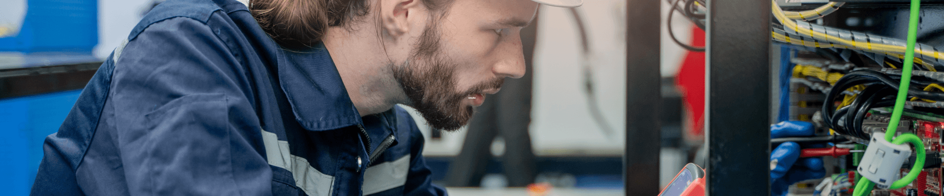 um rapaz equipado fazendo manutenção na energia elétrica