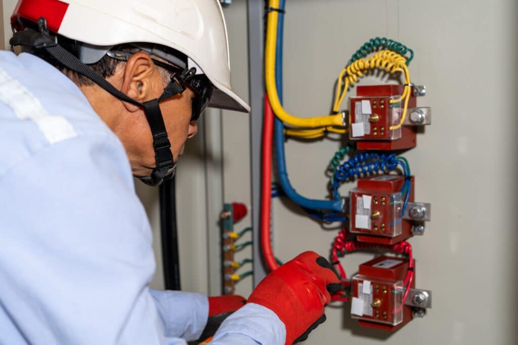 Homem usando EPI,s fazendo a proteção de aparelghos