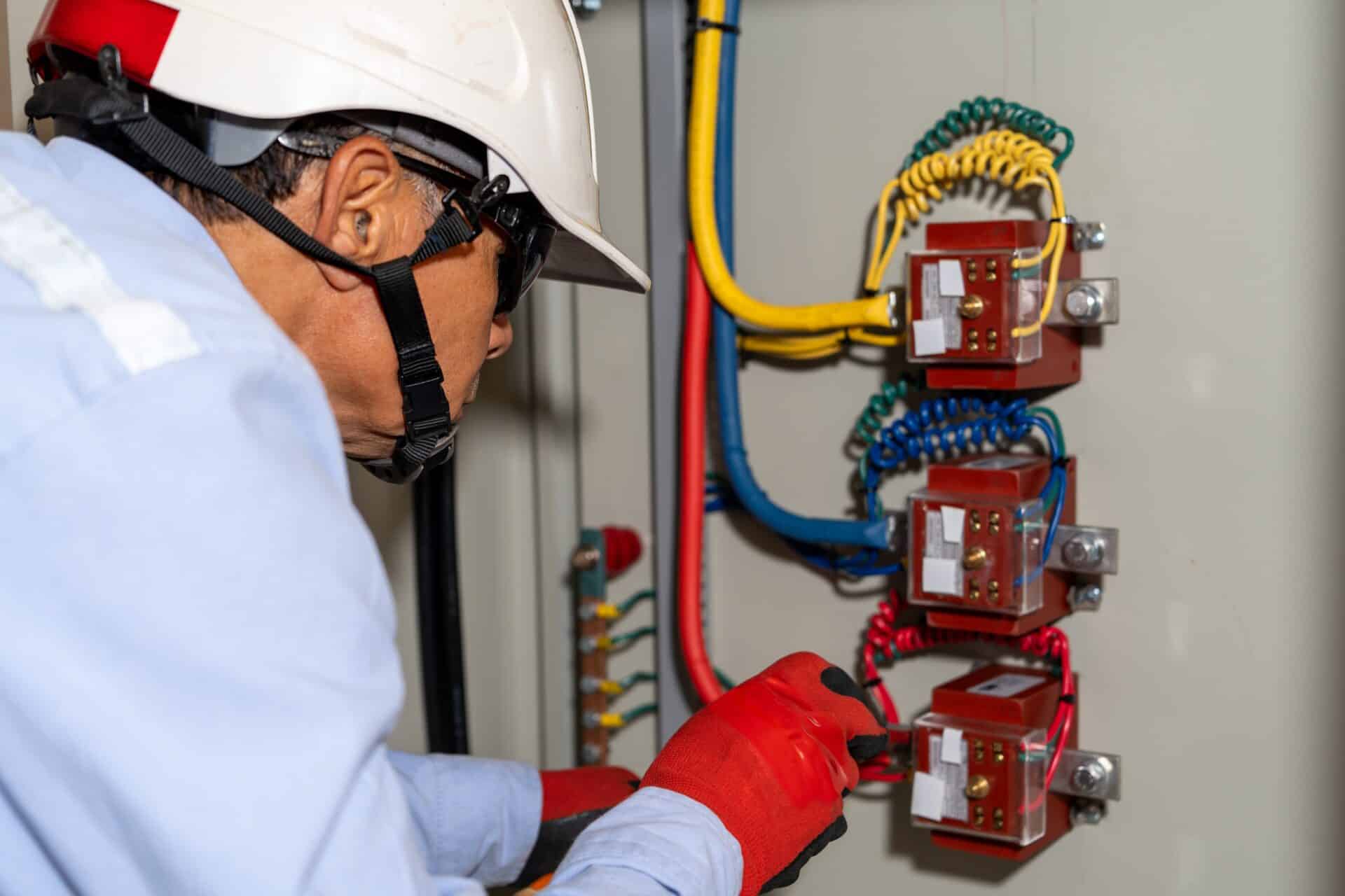 Homem usando EPI,s fazendo a proteção de aparelghos