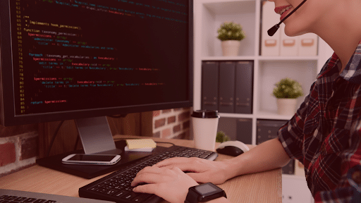 uma pessoa trabalhando home office