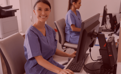 uma funcionária da area da saude, trabalhando no pc