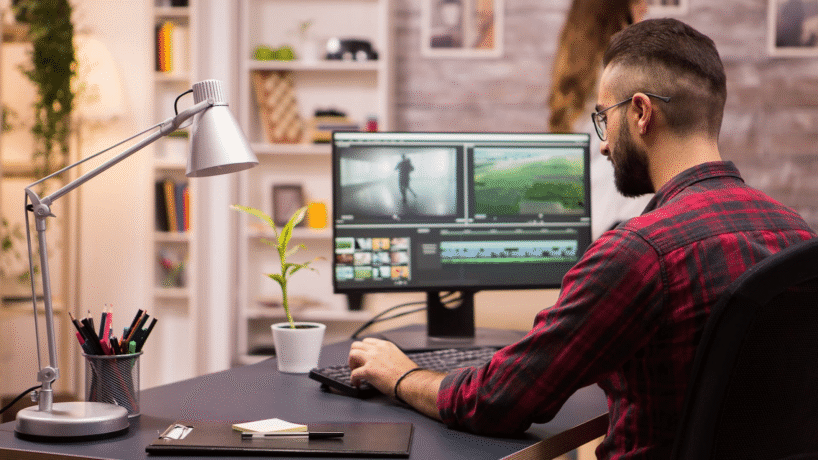 um homem sentado trabalhando com seu pc