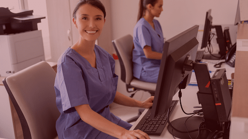 uma funcionária da area da saude, trabalhando no pc