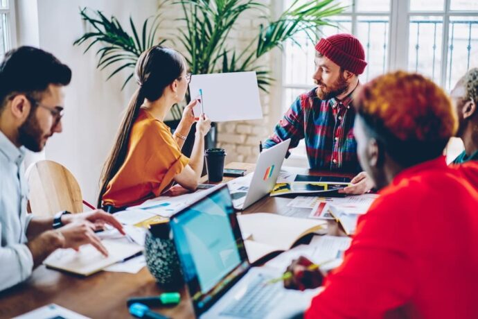 4 pessoas em uma reunião presencial de trabalho