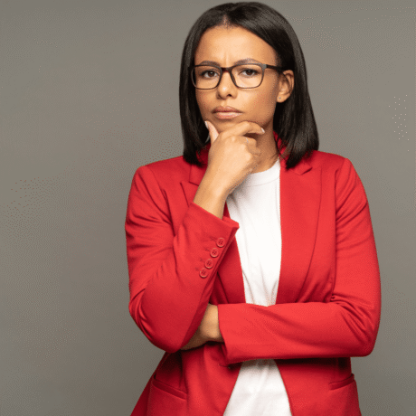 uma mulher negra com roupa social e um semblante de dúvida