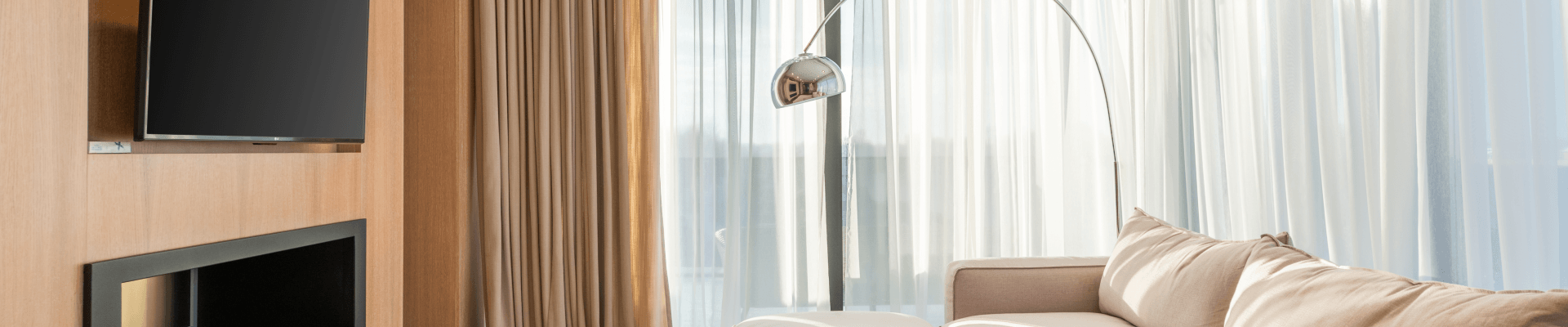 uma sala de estar, com sofá e tv