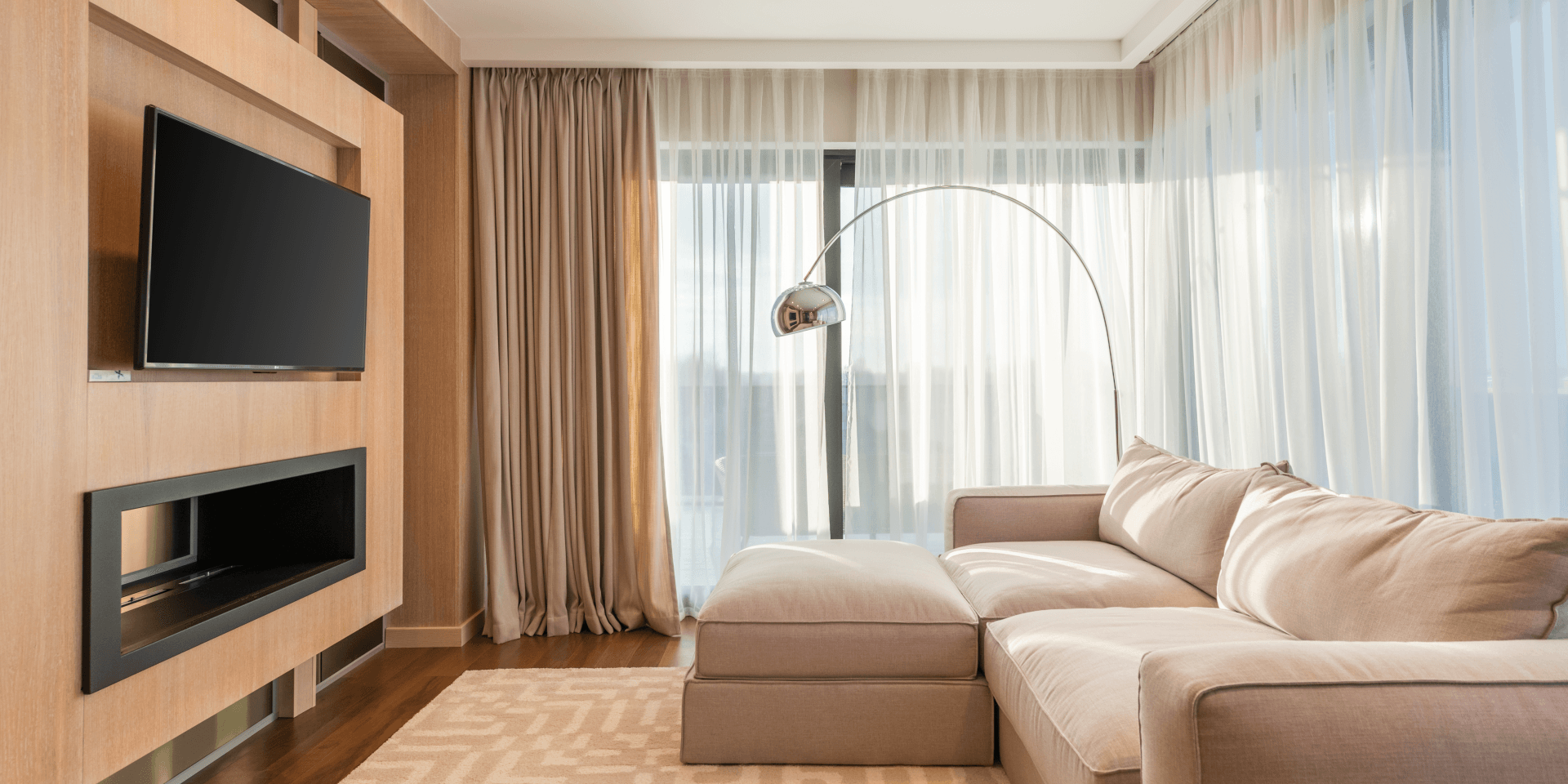 uma sala de estar, com sofá e tv