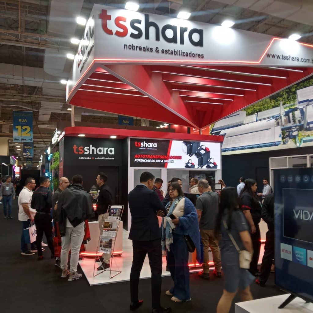 uma foto do estande da ts shara cheio em uma feira de exposição