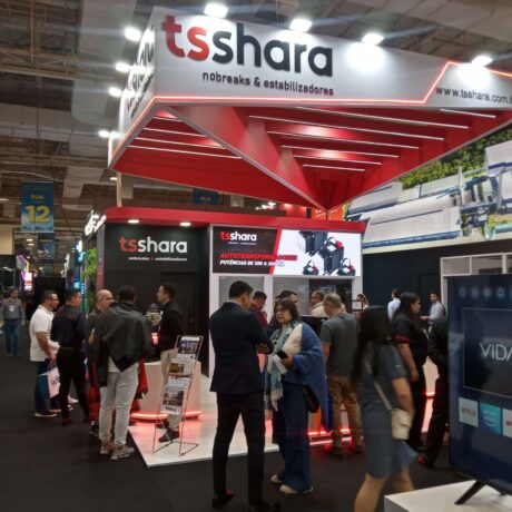 uma foto do estande da ts shara cheio em uma feira de exposição