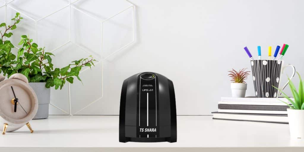 uma iamgem de um nobreak mini da ts shara em uma mesa de escritório
