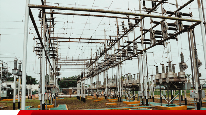 Uma ampla vista de uma subestação de energia elétrica.