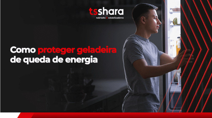 um rapaz abrindo a geladeira no escuro