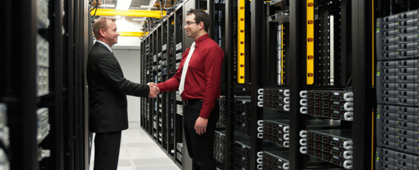 dois profissionais homens em um ambiente de data center