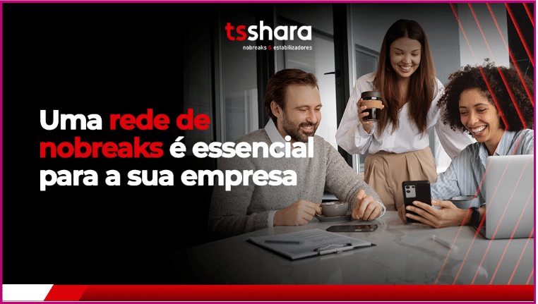 uma mulher adulta mostrando algo no notebook para um rapaz e outra mulher, eles estão com roupas sociais de trabalho