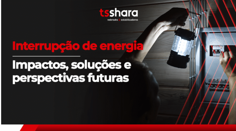 um homem no escuro olhando a caixa de energia com uma lanterna