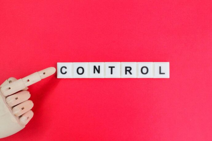 um fundo azul com plaquinhas com letras escrito controle