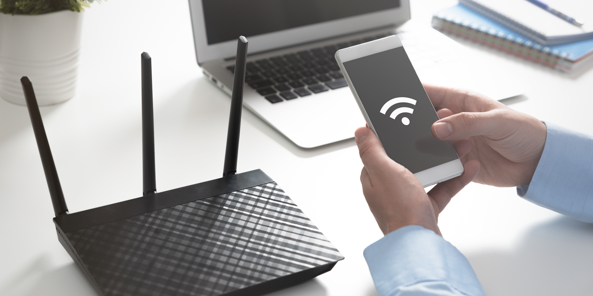 um modem de internet e um simbolo de wifi no celular