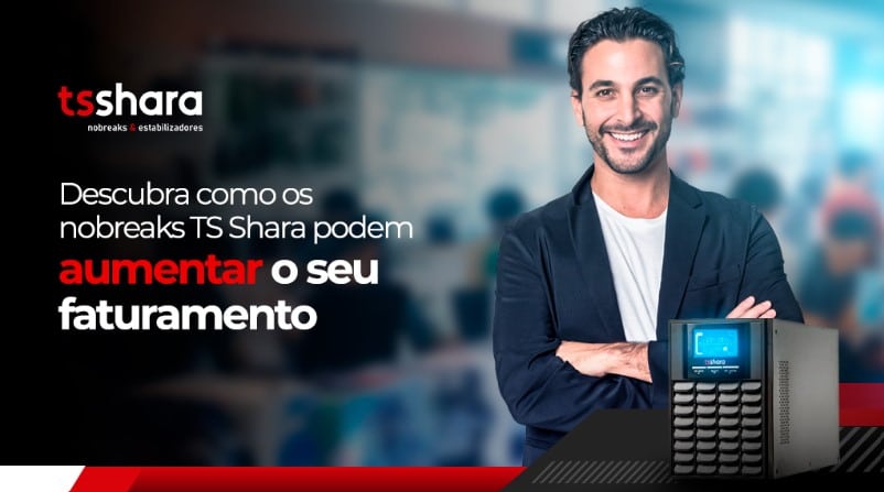 um rapaz com roupa social de trabalho sorrindo de braço cruzado, e um nobreak ao lado dele