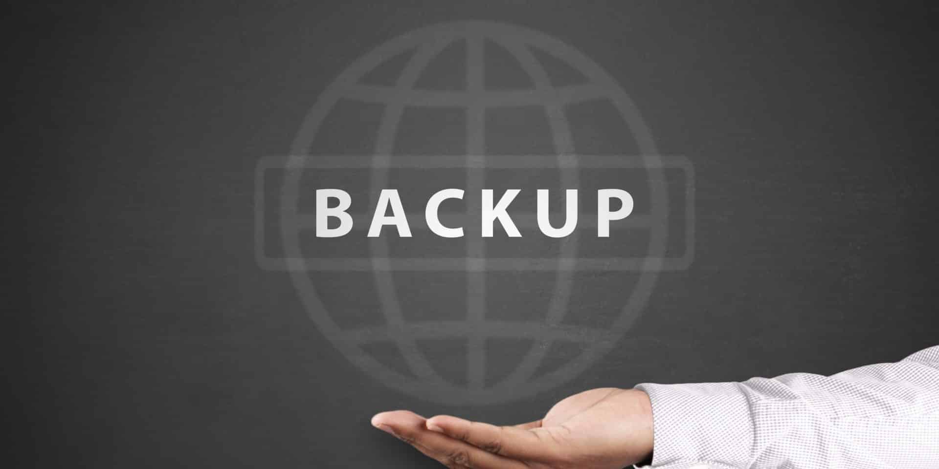 uma mão segurando um globo escrito backup