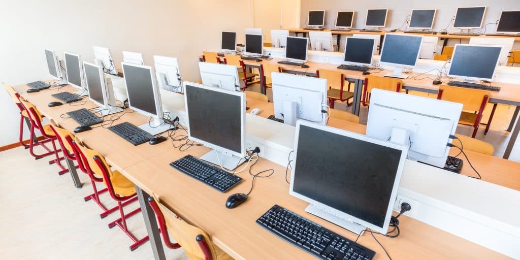 uma sala de informatica com vários computadores