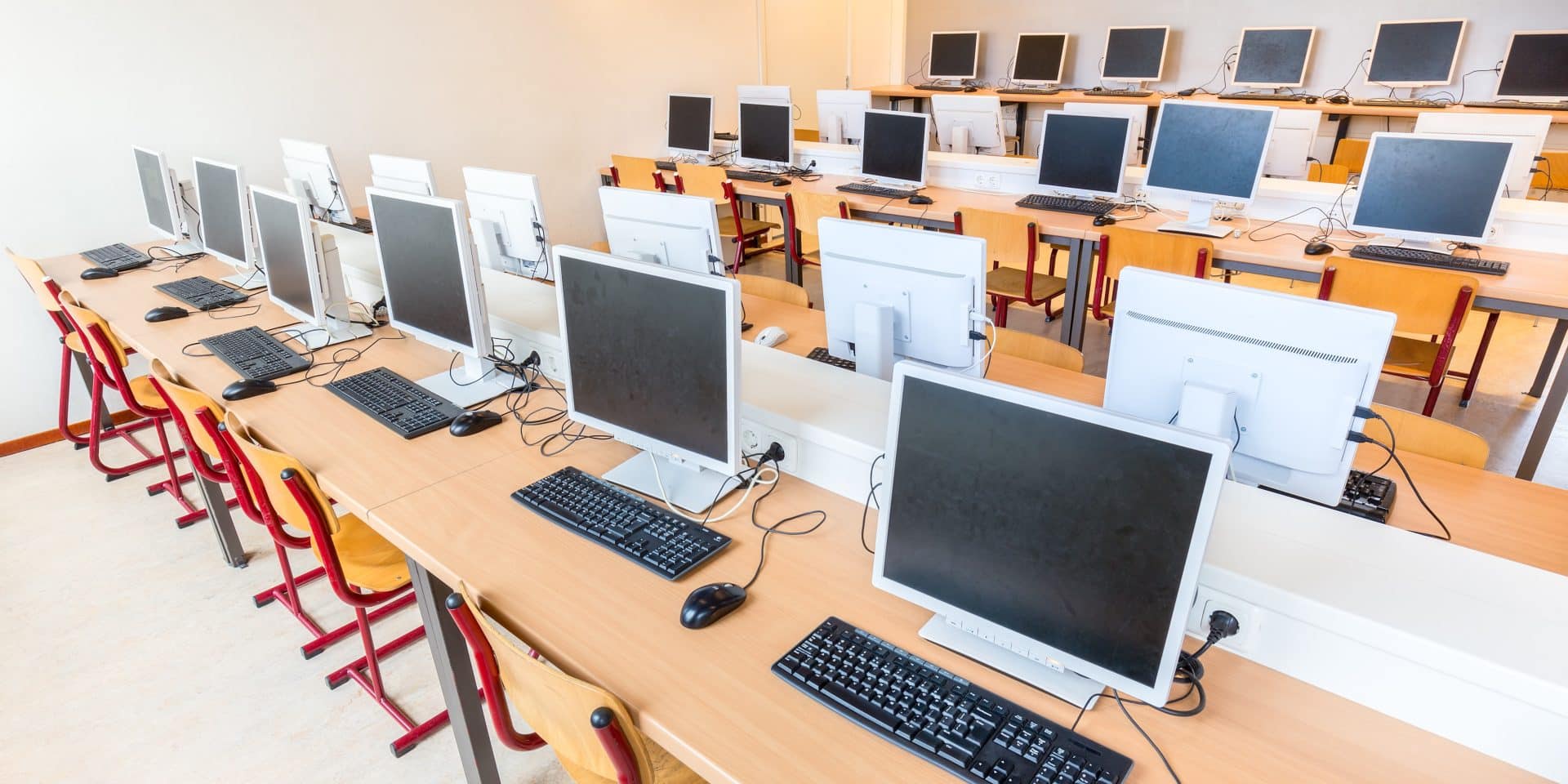 uma sala de informatica com vários computadores