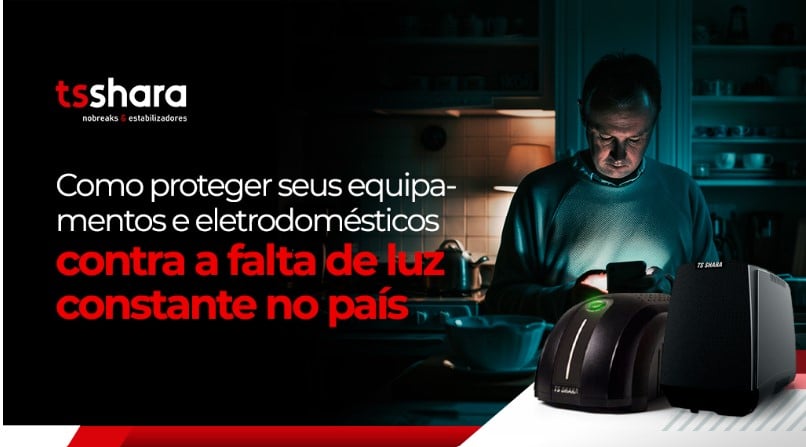 um homem de mais idade mexendo no celular no escuro