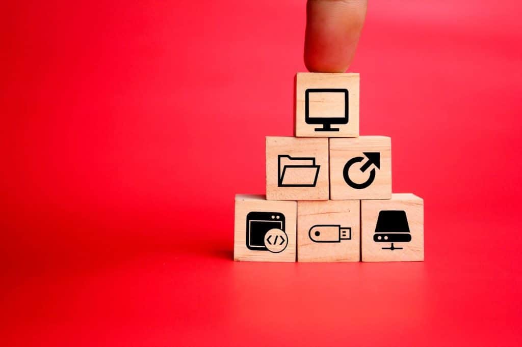 peças em formato de cubo com desenhos pretos relacionados a tecnologia