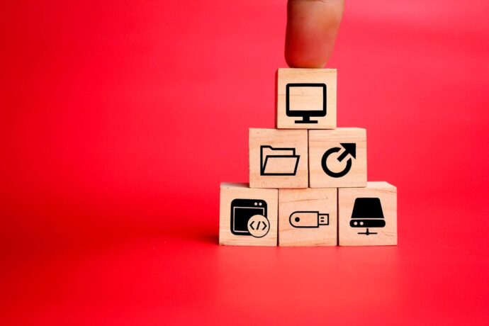 peças em formato de cubo com desenhos pretos relacionados a tecnologia