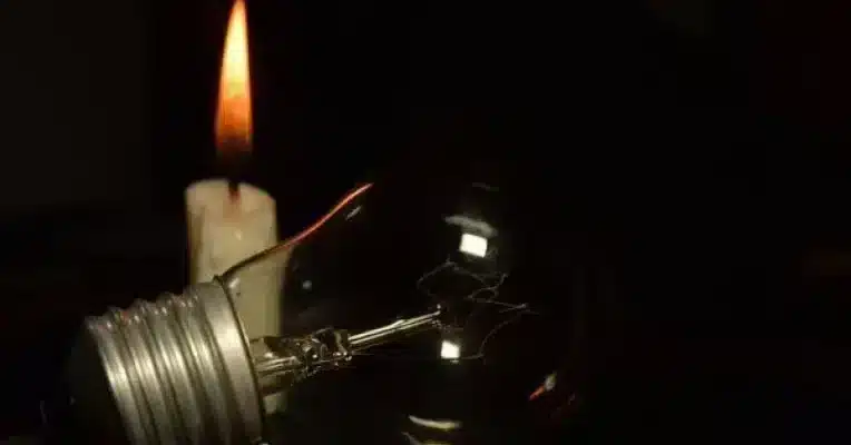 Lampada quebrada com vela ascesa atras-TS Shara