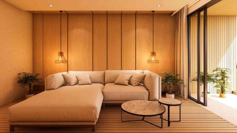 uma sala bem iluminada, com um sofá grande bege