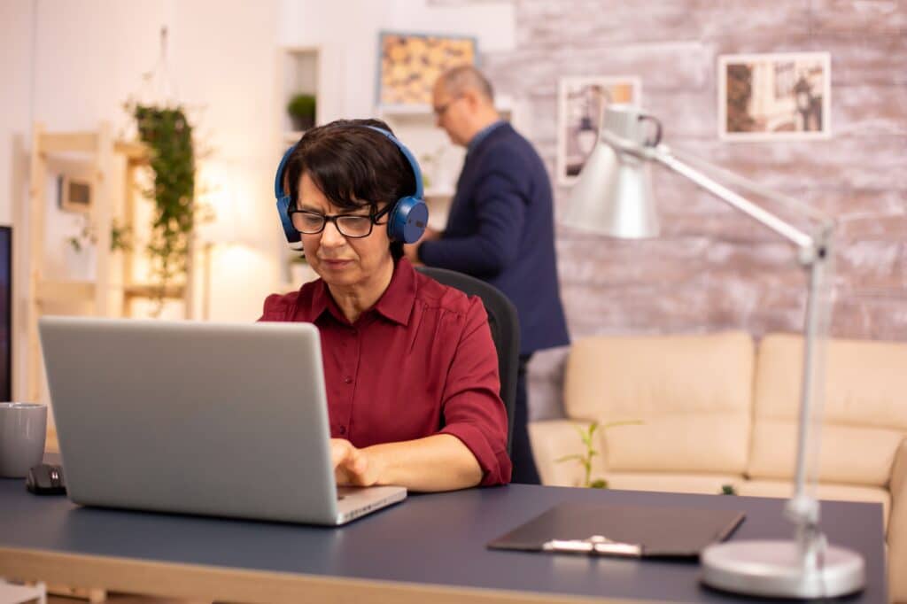 Mulher trabalhando em Home office com fone de ouvido