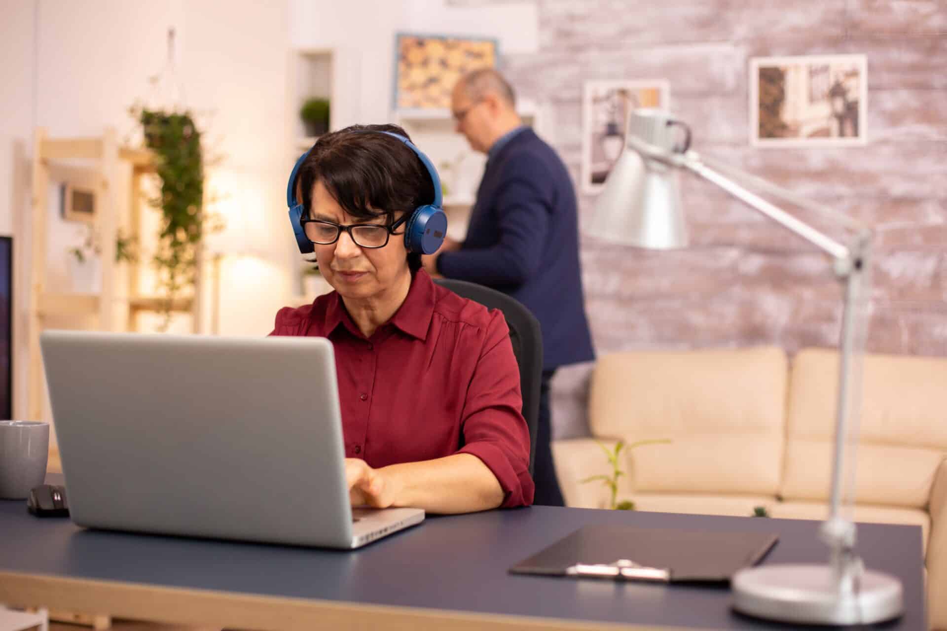 Mulher trabalhando em Home office com fone de ouvido