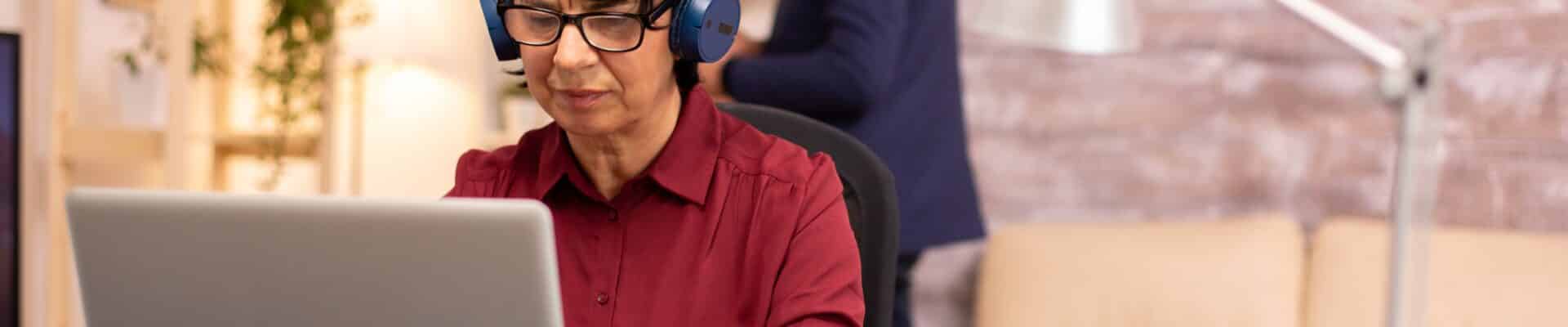 Mulher trabalhando em Home office com fone de ouvido