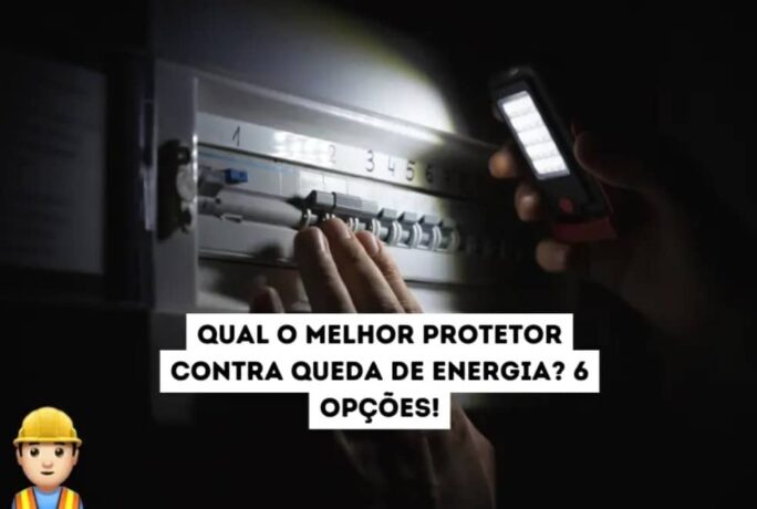 Uma caixa de energia elétrica, com uma mão no escuro e uma lanterna acesa