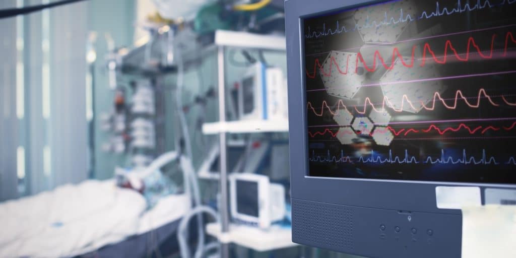 imagem de um quarto de hospital vazio, somente a cama e equipamentos