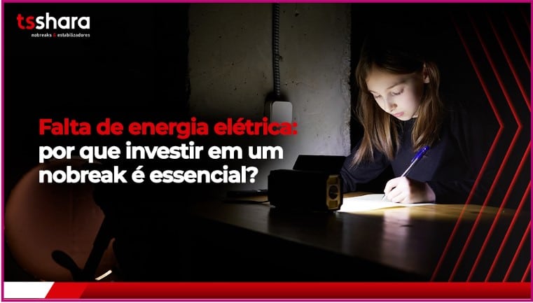 Menina estudando à luz de lanterna durante falta de energia.