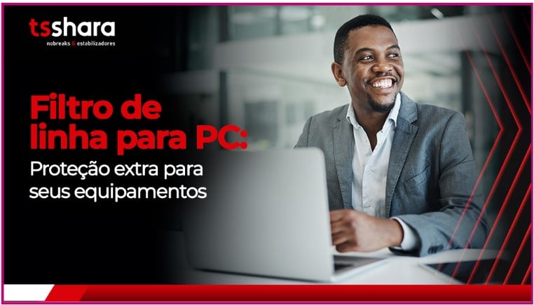 Homem sorridente usando notebook ao lado do texto sobre filtro de linha para PC.