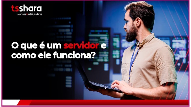 Profissional de TI usando notebook em sala de servidores.