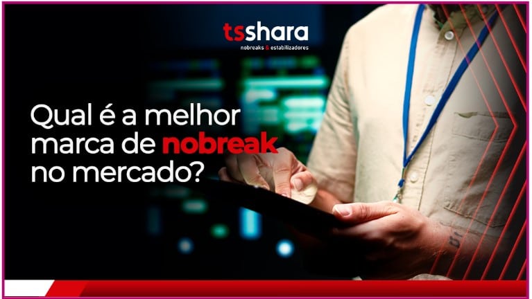 uma pessoa mexendo no tablet em um ambiente de servidor