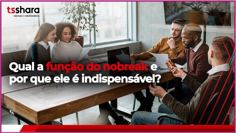 Equipe em reunião analisando documentos e notebook.