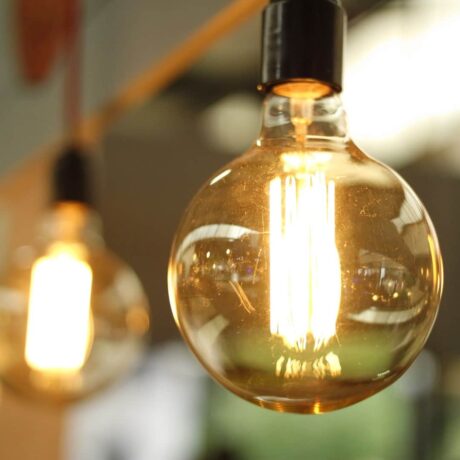 duas lampadas acesas redondas e na cor amarela