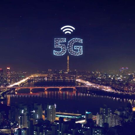 uma cidade iluminada e um 5G com sinal de wifi