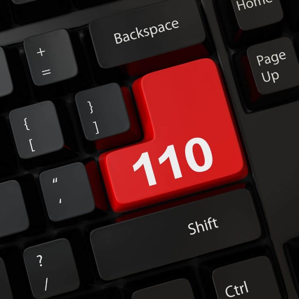 um teclado de computador com uma tecla vermelha com o número 110