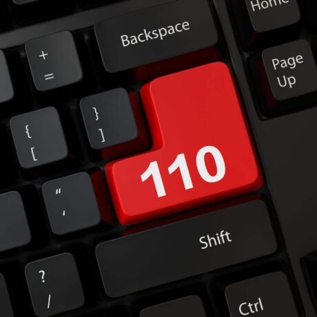 um teclado de computador com uma tecla vermelha com o número 110