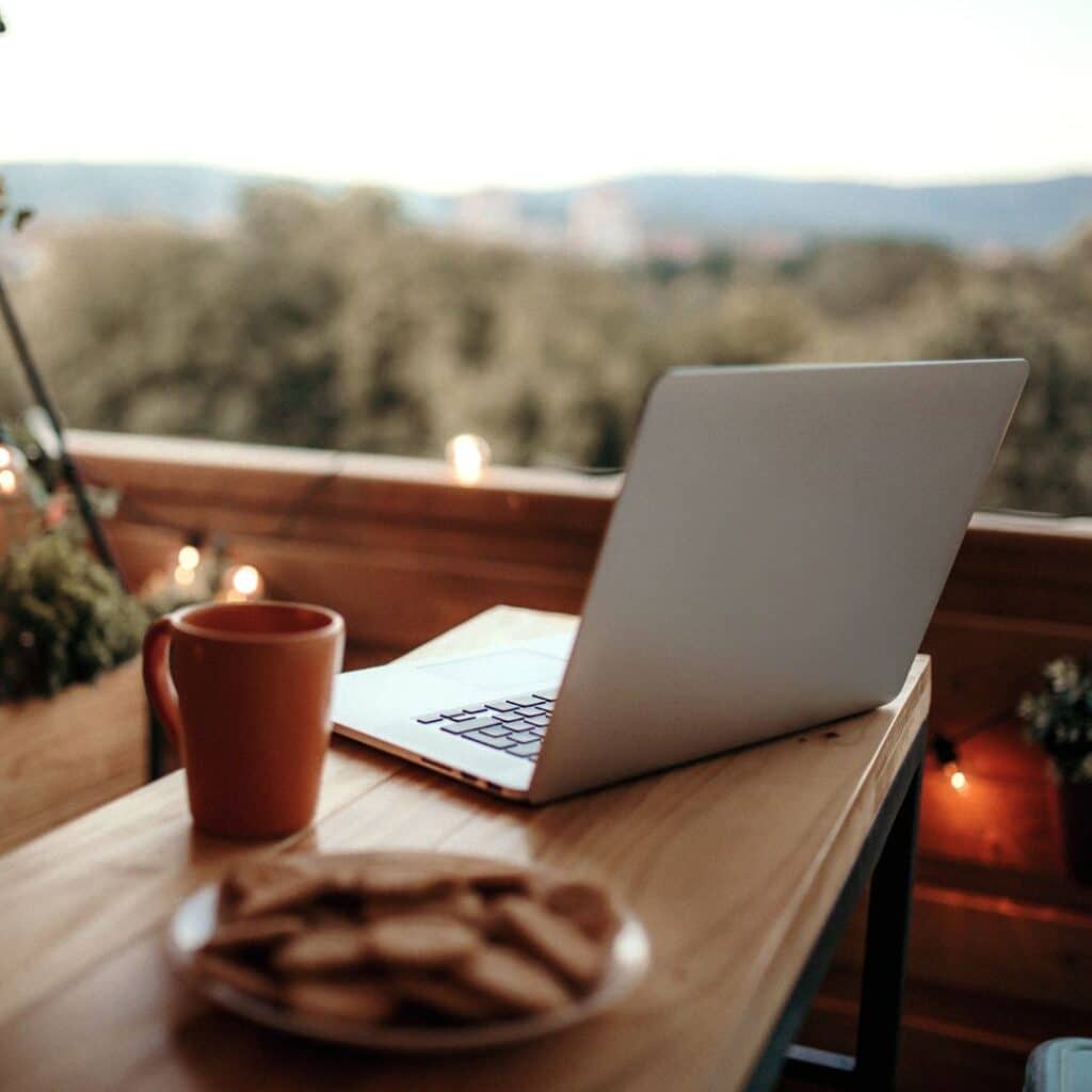 imagem de um notebook em cima de uma mesa