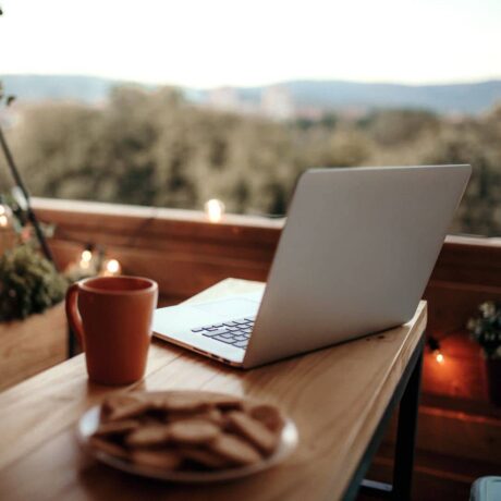 imagem de um notebook em cima de uma mesa