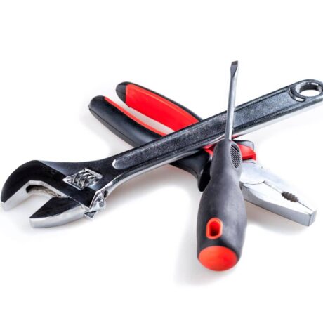 uma imagem de duas chaves de fenda entrelaçadas, uma cinza e uma em vermelho