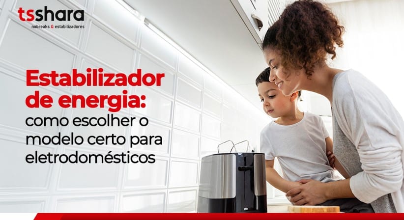 Mãe e filho sorrindo ao lado de eletrodoméstico com texto sobre estabilizador de energia.